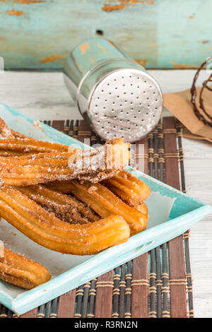 Traditionelle Churros mit heißer Schokolade Soße auf Holz- Zähler nach oben. Stockfoto