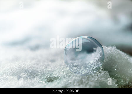 Soap Bubble im schnee, winter Hintergrund mit Kopie Raum, Makroaufnahme mit ausgewählten Fokus Stockfoto