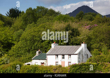 Irland, County Cork, Glengagariff, traditionelles Haus auf Bantry Bay Stockfoto