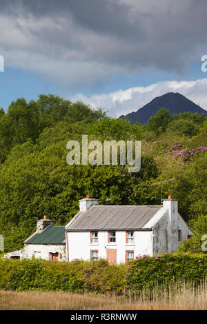 Irland, County Cork, Glengagariff, traditionelles Haus auf Bantry Bay Stockfoto