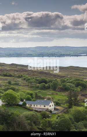 Irland, County Cork, Glengagariff, traditionelles Haus auf Bantry Bay, erhöht, Ansicht Stockfoto