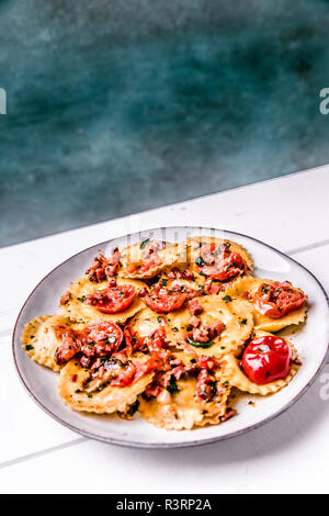 Pasta mit frischen Tomaten und Speck gefüllt mit Mozzarella Stockfoto
