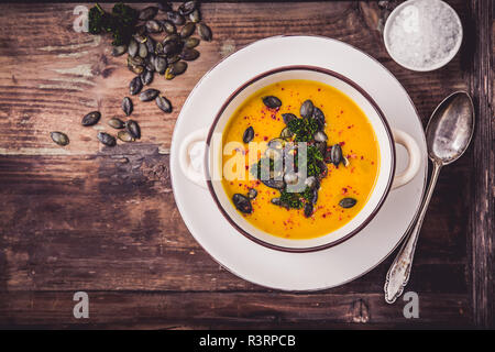 Kürbissuppe mit Kürbiskernen und Chili peppers Stockfoto