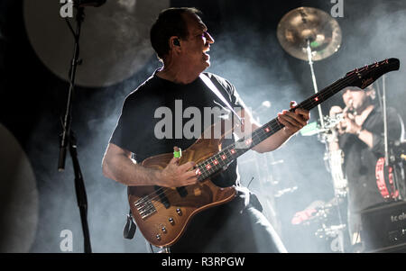 Level 42 live im Pavillon in Bournemouth mit: Level 42, Mark King, Wo: Bournemouth, Großbritannien Wann: 23.Okt 2018 Credit: WENN.com Stockfoto