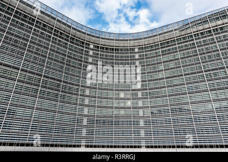 Abstrakte Sicht auf das Berlaymont-gebäude der Europäischen Kommission im europäischen Viertel in Brüssel, Belgien Stockfoto