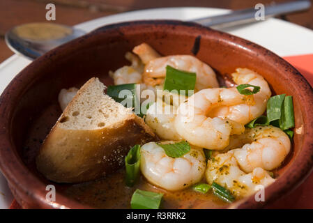 Garnelen oder Shrimps mit Frühlingszwiebeln und Brot mit Knoblauch Sauce in eine braune Schale, ausgewählte konzentrieren Stockfoto