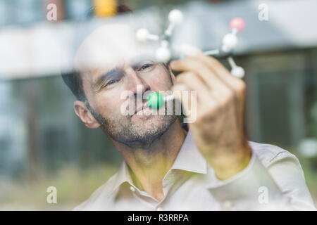 Portrait des Wissenschaftlers mit atomaren Modell Stockfoto