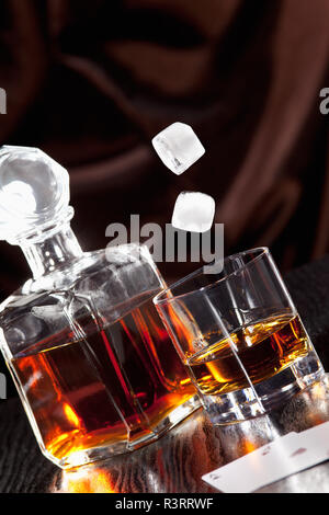Eiswürfel in ein Glas mit Whiskey Stockfoto