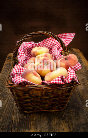 Donut Pfirsiche in wiccurbasket Stockfoto