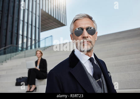 Portrait von Reifen Geschäftsmann mit verspiegelten Sonnenbrillen. Stockfoto