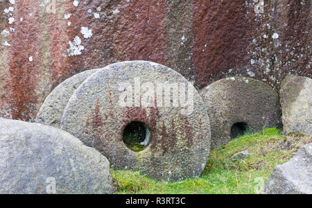 Mühlsteine an einem verlassenen Steinbruch auf Burbage Moor, Yorkshire, Peak District, England, Großbritannien Stockfoto