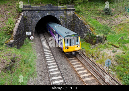 Landschaft Eisenbahntunnel. Eine nördliche Bahn Zug aus totley Tunnel, da es Ansätze Grindleford Bahnhof, Derbyshire, England, Großbritannien Stockfoto