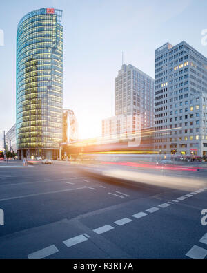 Deutschland, Berlin, Kreuzung am Potsdamer Platz in der Dämmerung Stockfoto