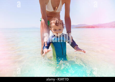 Mutter Und Sohn Gehen Nackt Baden Im Meer Durch Aberdyfy Aberdovey Nord West Wales