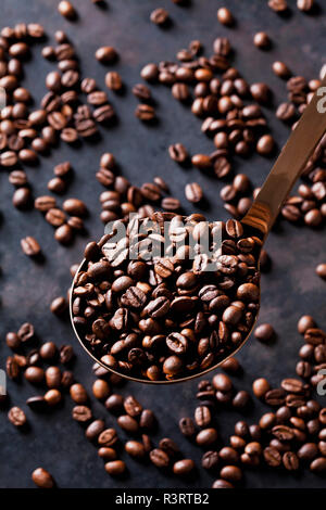 Frisch geröstete Kaffeebohnen auf einem Löffel Stockfoto