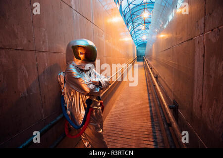 Spaceman in der Stadt bei Nacht in engen Durchgang Stockfoto