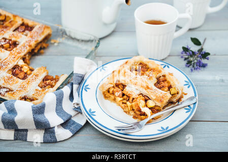 Stück hausgemachten Apfelkuchen auf dem Teller und Tasse Tee Stockfoto