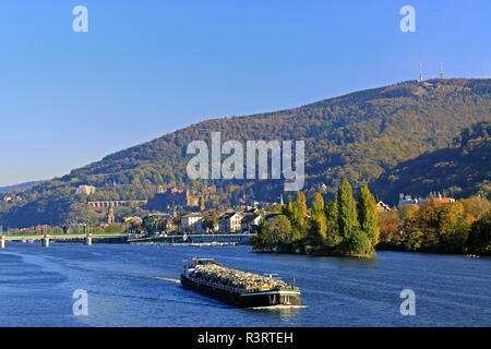 Frachtschiff mit Schrott auf dem Neckar bei Heidelberg geladen Stockfoto