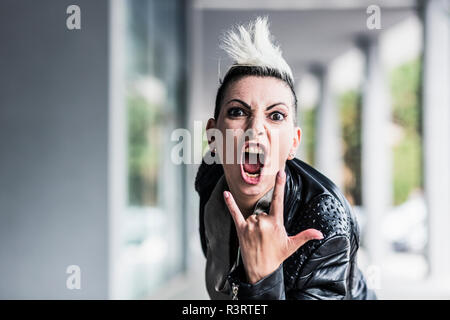 Portrait von schreienden punk Frau an einem Arcade Stockfoto