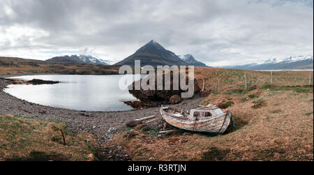 Typische Island Landschaft mit Fjorden, Bergen und alten Schiff Stockfoto