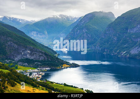 Typisch norwegische alte Holzhäuser mit begrünten Dächern in das Tal Innerdalen - Norwegens schönsten Berg Tal, in der Nähe von Innerdalsvatna See. Norwegen, Europa Stockfoto