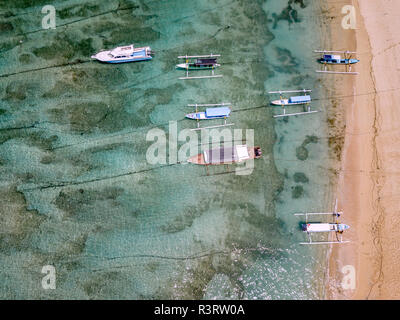 Indonesien, Bali, Luftaufnahme von Padangbai, Bucht, Strand, Banca Boote Stockfoto