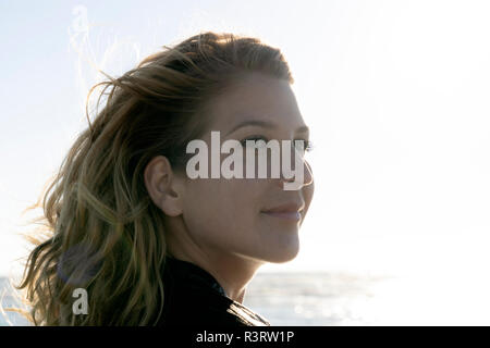 Porträt einer schönen Frau, die im Sommer am Meer. Stockfoto