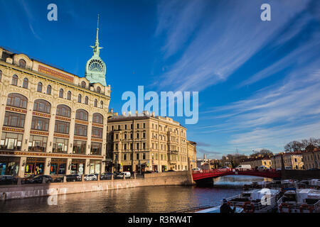 St. Petersburg, Russland - Oktober 23, 2018, Blick auf die Rote Brücke und an einem sonnigen Tag Stockfoto