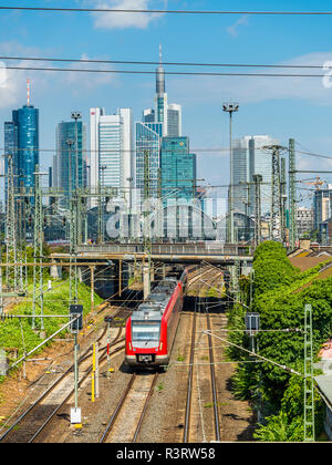 Deutschland, Frankfurt, Blick zum Hauptbahnhof mit Financial District im Hintergrund Stockfoto