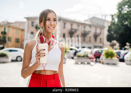 Portrait von lächelnden Teenager mit Takeaway Getränk in der Stadt Stockfoto