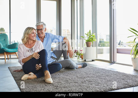 Lächelnd reifes Paar zu Hause entspannen Stockfoto