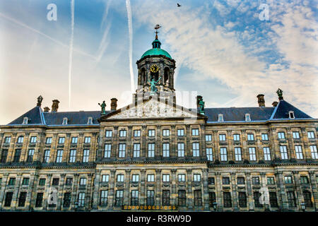 Royal Palace Rathaus. Amsterdam, Holland, Niederlande. Als Rathaus 1655 eröffnet. Die Ship Weather Vane ist ein Symbol von Amsterdam. Stockfoto