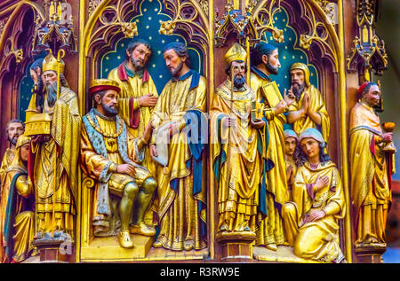 Altar, hölzerne Kirche Zahlen. Bischöfe, Könige, De Krijtberg Kirche. Amsterdam, Holland, Niederlande. Stockfoto