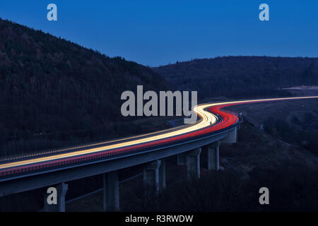 Deutschland, Bayern, S-förmige Autobahn A3 zwischen Würzburg und Aschaffenburg, Langzeitbelichtung Stockfoto
