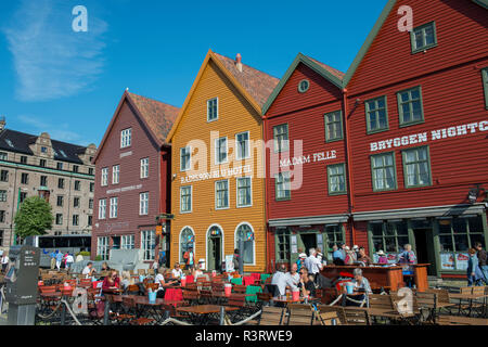 Bergen, der zweitgrößten Stadt Norwegens. Bryggen (Die Wharf), historischen Hafengebiet, UNESCO. Belebten Straßencafés in der Vorderseite des Radisson Blu Hotel. Stockfoto