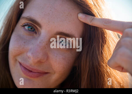 Porträt der lächelnde junge Frau mit Sommersprossen Stockfoto