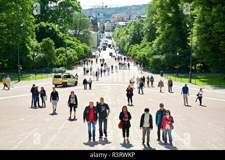 Norwegen, Oslo. Karl Johans gate vom Königlichen Palast gesehen Stockfoto