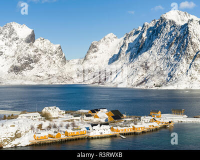 Dorf Reine und das Dorf Moskenesoya Skrisoya auf der Insel. Die Lofoten in Nordnorwegen im Winter. Skandinavien, Norwegen Stockfoto