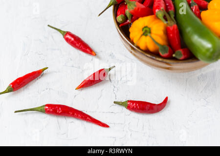 Fünf roten Chili Schoten und Schüssel von verschiedenen chili peppers Stockfoto