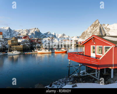 In der Nähe von Dorf hamnoya Reine auf der Insel Moskenesoya. Die Lofoten in Nordnorwegen im Winter. Skandinavien, Norwegen Stockfoto