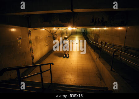 Spaceman in der Stadt in der Nacht stehend in Unterführung Stockfoto