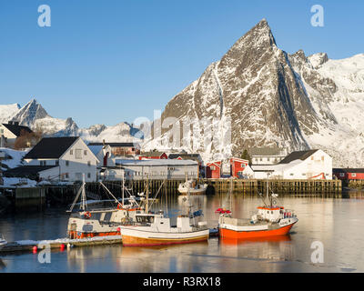 In der Nähe von Dorf hamnoya Reine auf der Insel Moskenesoya. Die Lofoten in Nordnorwegen im Winter. Skandinavien, Norwegen Stockfoto