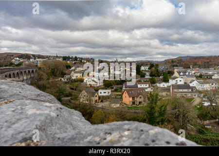 Blick über den walisischen Stadt Merthyr Tydfil vom Cefn Coed Viadukt, South Wales, Großbritannien Stockfoto