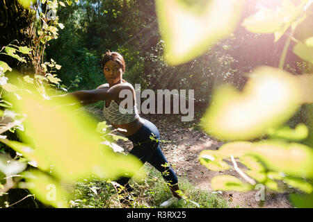 Junge Athlet eine Pause, Stretching in die Felder Stockfoto