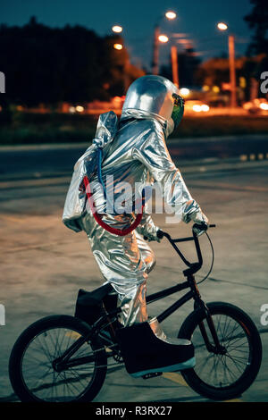 Spaceman in der Stadt in der Nacht auf Parkplatz bmx Bike Stockfoto