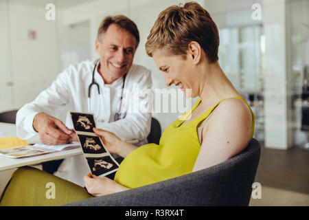 Schwangere Frau diskutieren Ultraschalltechnologie mit Ihrem Arzt Stockfoto