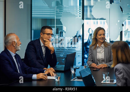 Gruppe von Geschäftsleuten mit einem Treffen Stockfoto
