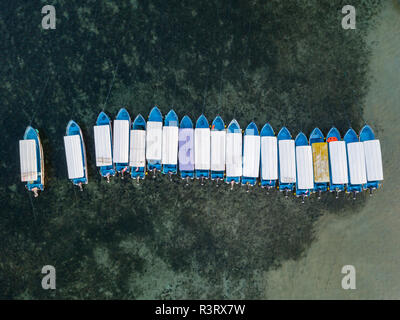 Indonesien, Bali, Benoa Beach, Luftaufnahme von angelegten Boote in einer Reihe Stockfoto