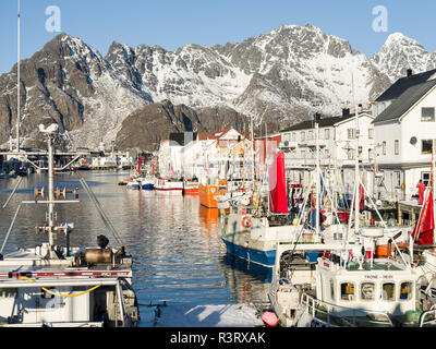 Hafen von Dorf Henningsvær, Insel Austvagoya. Die Lofoten in Nordnorwegen im Winter. Skandinavien, Norwegen Stockfoto