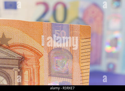 Nahaufnahme der neuen Banknoten von 50 Euro mit 20 weiteren Bill, Unscharf im Hintergrund. Stockfoto